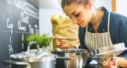 ۱۷ اشتباه رایج در آشپزی که همه خانم ها مرتکب می شوند