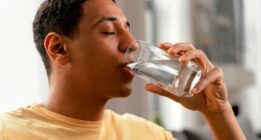نشانه ها و عوارض بسیار خطرناک نوشیدن بیش از حد آب