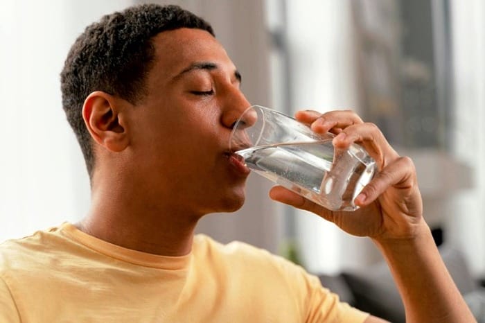 نشانه ها و عوارض بسیار خطرناک نوشیدن بیش از حد آب