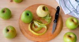 ۷ کاربرد جالب و باورنکردنی پوست سیب که تاکنون نمی دانستید