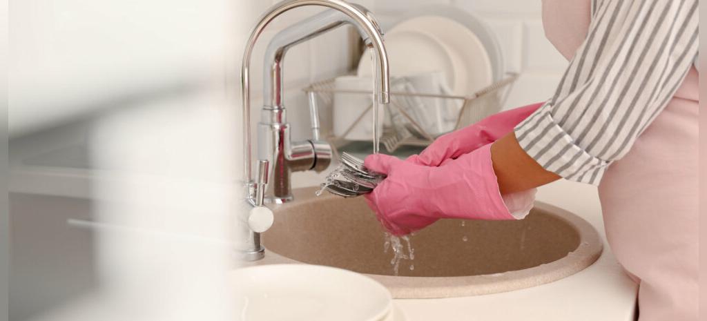 به این ۵ دلیل هنگام شستن ظرف ها باید از دستکش پلاستیکی استفاده کنید