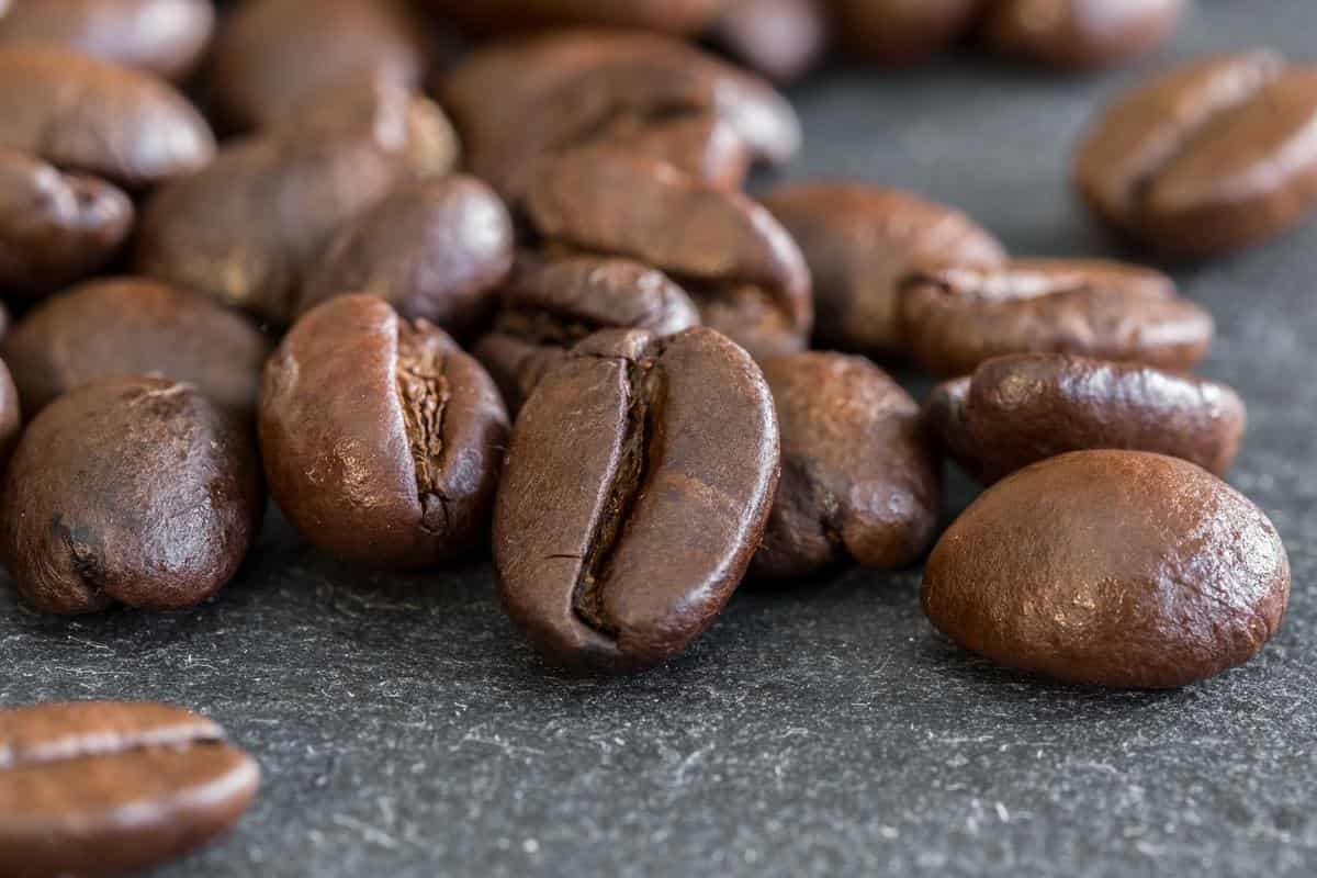 ۶ روش ساده‌ی آسیاب کردن دانه‌های قهوه در خانه