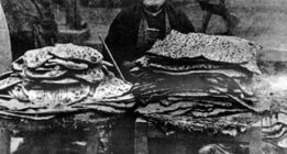 عکس زیر خاکی یک مرد نان فروش در شیراز ۱۰۵سال پیش
