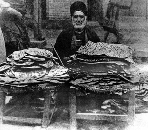 عکس زیر خاکی یک مرد نان فروش در شیراز ۱۰۵سال پیش