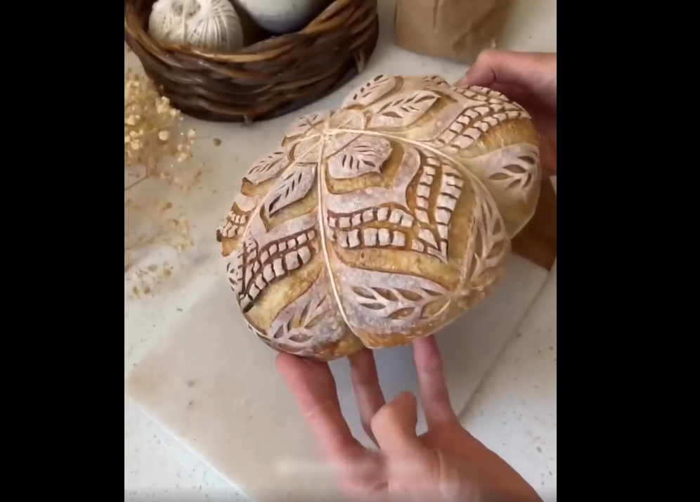 فیلم طرز تزئین کردن نان توسط یک نانوا که کارش خیلی قشنگه