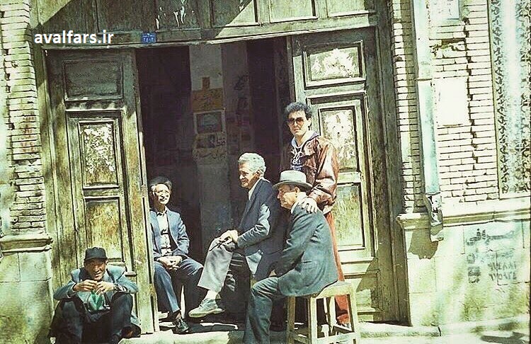 عکس یادگاری مردان قدیمی شیرازی جلو عکاسخانه فردوسى/چیزی یادتون میاد؟