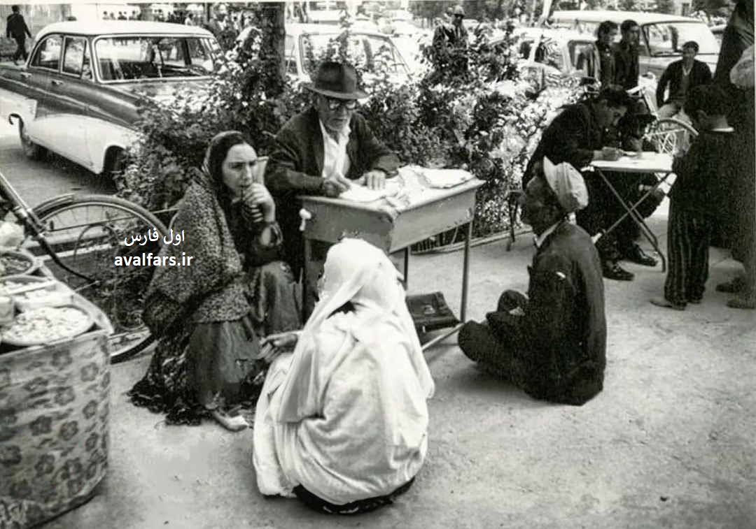 عکس دیدنی مردم در فلکه شهرداری شیراز سال ۱۳۴۸