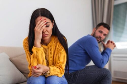 8 نشانه که طرف دارد در رابطه شما را فریب می دهد