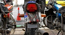 فرار موتورسیکلت سواران مسلح پس از درگیری با مامورین در جاده خاکی داراب