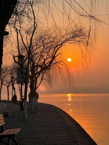 گرگ و میش زیبای دریاچه غربی چین 1