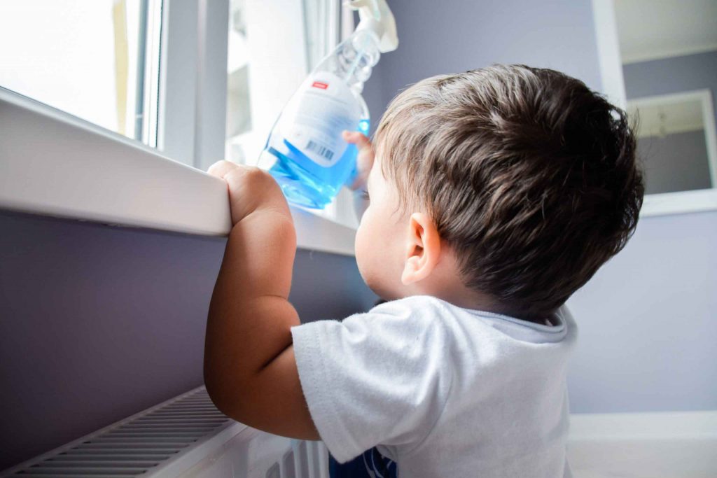 ۱۰ نشانه مسمومیت کودک با مواد شوینده شیمیایی و اقدامات ضروری بعد از آن