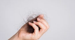 راهکارهایی برای کاهش ریزش مو در حمام + علت آن