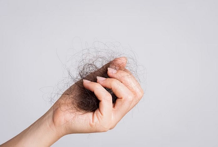 راهکارهایی برای کاهش ریزش مو در حمام + علت آن