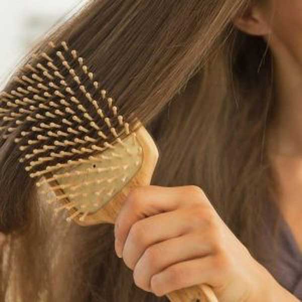 ۹ خاصیت فوق العاده برس چوبی برای مو و پوست سر