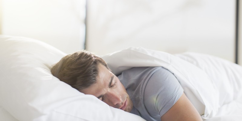 بلایی که خوابیدن روی شکم بر سر سلامتی بدن ما می آورد