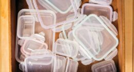 ۵ روش ساده و خانگی برای سفید کردن ظروف پلاستیکی زرد شده