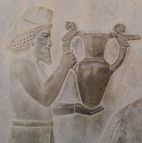 یک ارمنی از قلمرو دودمان یرواندی برای شاهنشاه ایران ظرفی فلزی با دسته‌های شیردالی هدیه می‌آورد. سده پنجم پیش از میلاد.