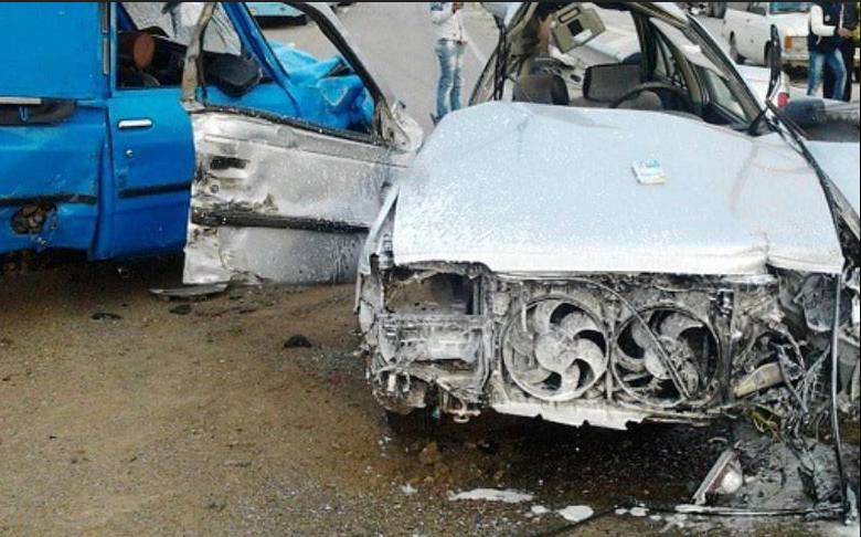 تصویری از تصادف مرگبار پژو با نیسان آبی در جاده شیراز-سروستان