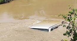 تصاویر سقوط یک خودرو داخل رودخانه در جاده «تنگ پیرزال»