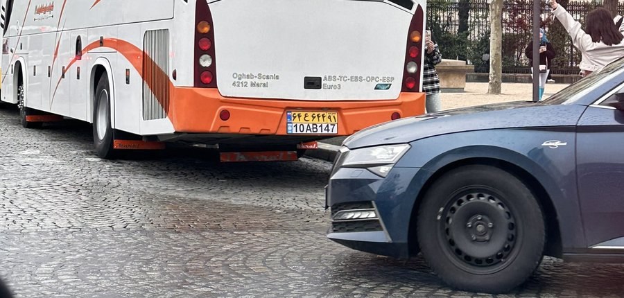 نوشته پشت اتوبوس پلاک اردبیل در پاریس +عکس