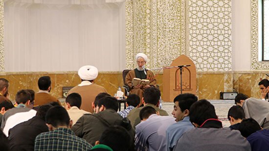 آیت الله صدیقی در حال تدریس اخلاق در مدرسه علمیه امام خمینی