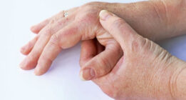 دلایل سفتی دست هنگام صبح ، نحوه تشخیص و درمان آن