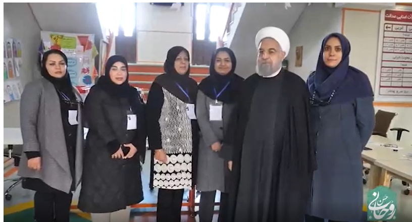 متلک حسن روحانی به دو جوان در حوزه رای گیری+فیلم
