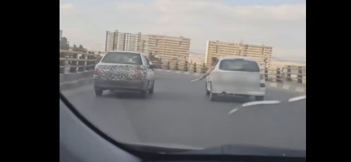 قمه کشی راننده خودرو ۲۰۶ وسط اتوبان در  شیراز (+ویدئو)