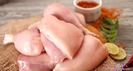 ۱۳ اشتباه خطرناک رایجی که خانم ها موقع شستن و طبخ مرغ انجام می دهند