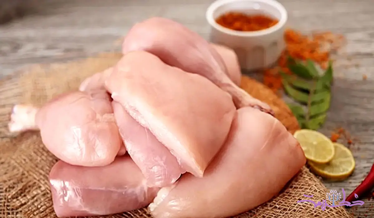 ۱۳ اشتباه خطرناک رایجی که خانم ها موقع شستن و طبخ مرغ انجام می دهند