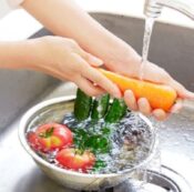 ۵ نکته مهم در شستن میوه و سبزیجات که نباید نادیده بگیرید