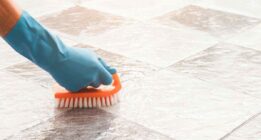 ۵ خطای رایجی که هنگام تمیز کردن کاشی سرامیک انجام می دهید