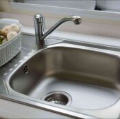 ۶ راه طبیعی برای درخشان و براق کردن سینک ظرفشویی