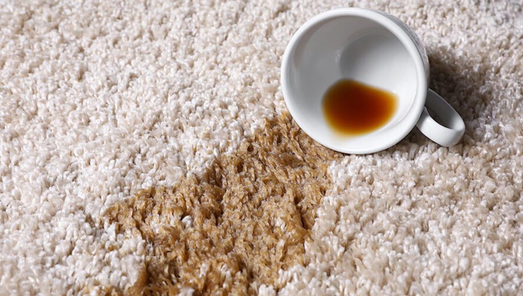 ۶ روش فوری و کاربردی برای پاک کردن لکه چای از روی فرش