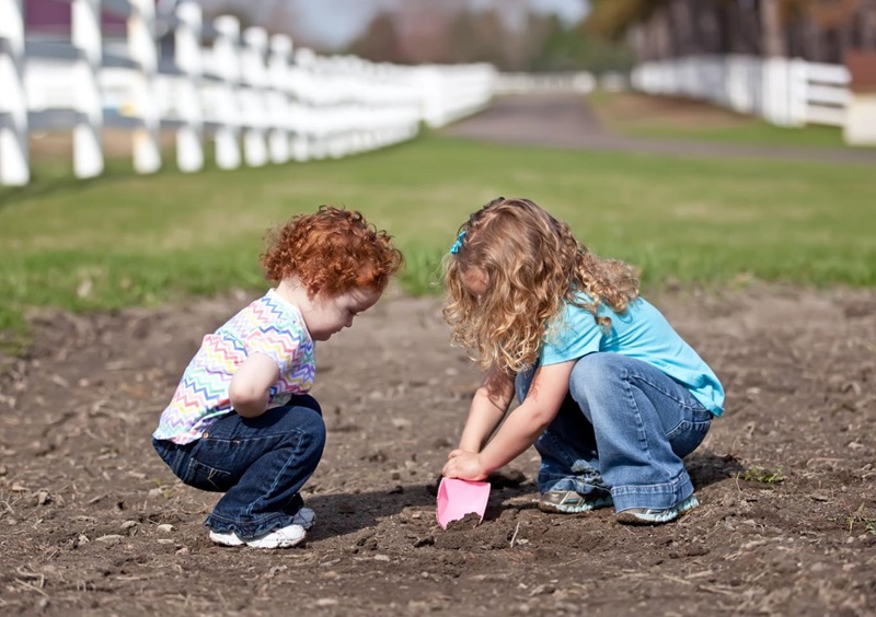 فواید و مضرات خاک‌بازی برای سیستم ایمنی کودکان که باید بدانید