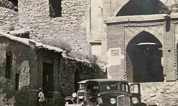 عکس زیرخاکی دو ماشین خارجی هنگام ورود به شیراز ۹۰ سال پیش