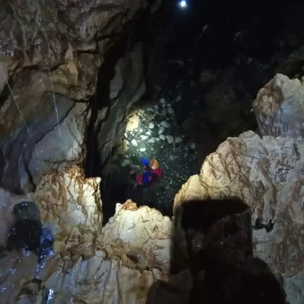 غار آویشو 9 1