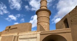 اول فارس TV | مُنارجنبان خرانق بنایی شگفت‌انگیز و ۴۵۰۰ساله در یزد