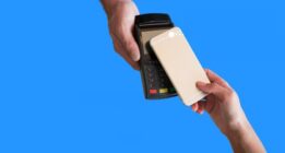 چگونه دارندگان حساب بانکی از موبایل به جای کارت بانکی استفاده می کنند؟