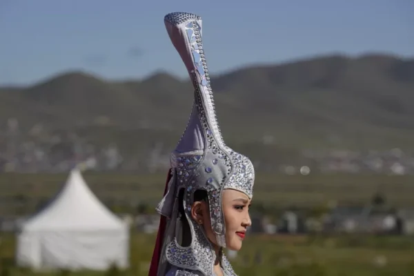 ک زن مغول در لباس‌ سنتی در مراسم سفر پاپ به اولانباتور