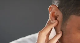 درمان گرفتگی گوش با ۱۲ روش خانگی موثر