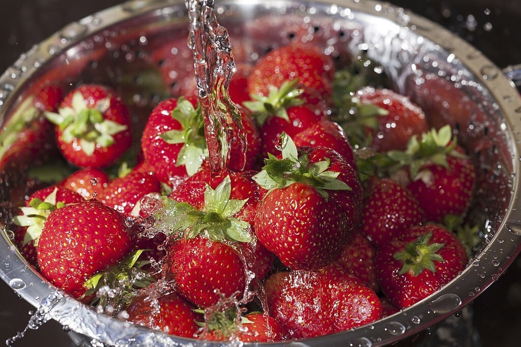 ۵ تا از بهترین روش های شستن توت فرنگی و از بین بردن کرم های آن