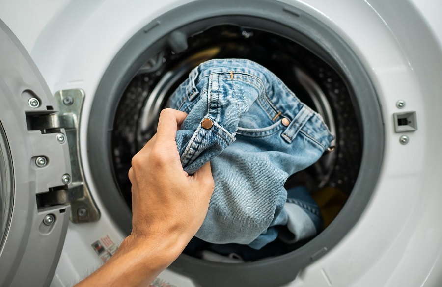 نحوه صحیح شستن شلوار جین در ماشین لباسشویی و با دست
