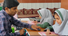 اول فارس TV|رفتار متفاوت یک معلم با ۲ دانش آموز نابینا در لامرد