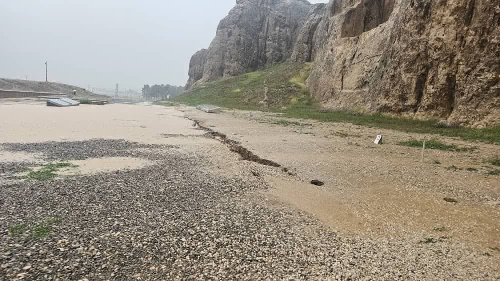 فوری | تخریب گسترده باروهای خشتی در محوطه باستانی نقش رستم بر اثر باران