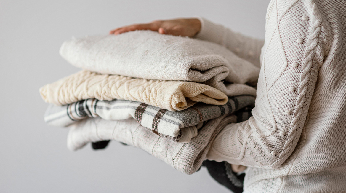۵ اشتباه رایج در انبار کردن لباس های زمستانی که آنها را نابود می کند