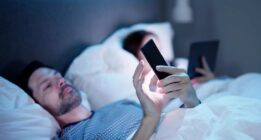 چرا نباید قبل از خواب از تلفن همراه استفاده کرد ؟ چگونه این عادت را ترک کرد؟