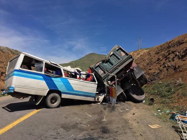برخورد مینی‌بوس و کامیون در جاده داراب بندرعباس