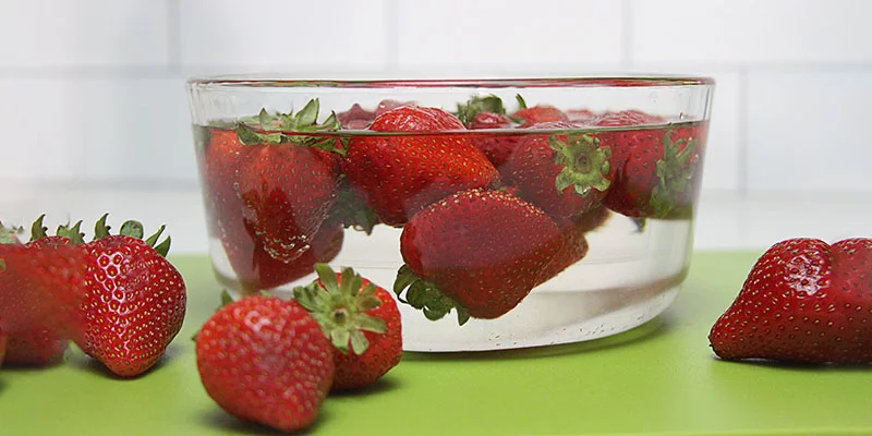 بهترین روش تمیز کردن و شستن توت فرنگی که با خیال راحت مصرف کنید