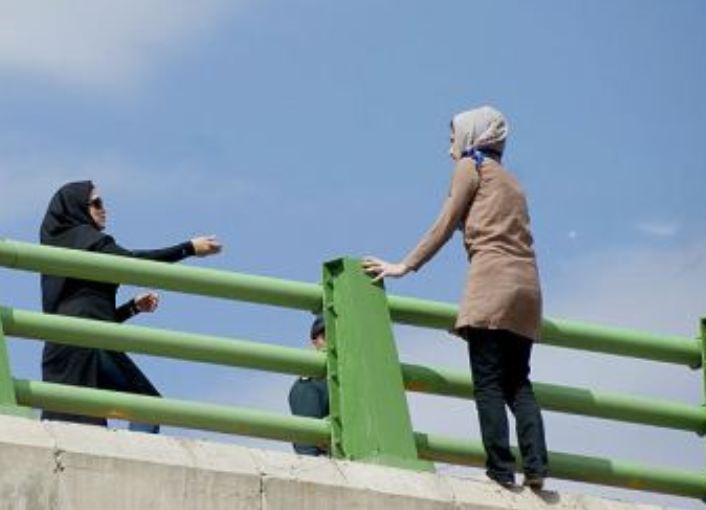 نجات جان زن جوان روی پل “پیرنیا ” شیراز قبل از خودکشی